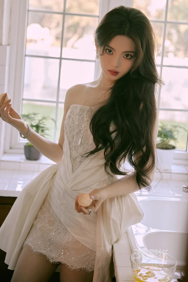 杨超越性感可爱抹胸白裙穿着居家悠闲写真，尽显完美身材白皙大长腿3