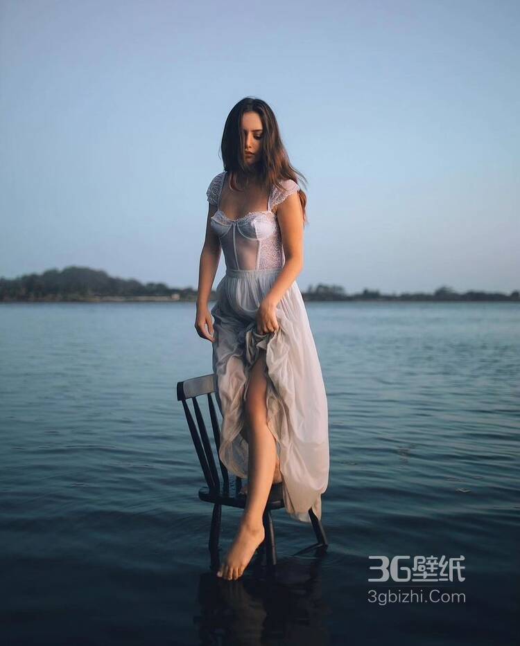 坐在湖中椅子上，手拿一盏油灯的欧美外国睡裙女人摄影艺术图片1