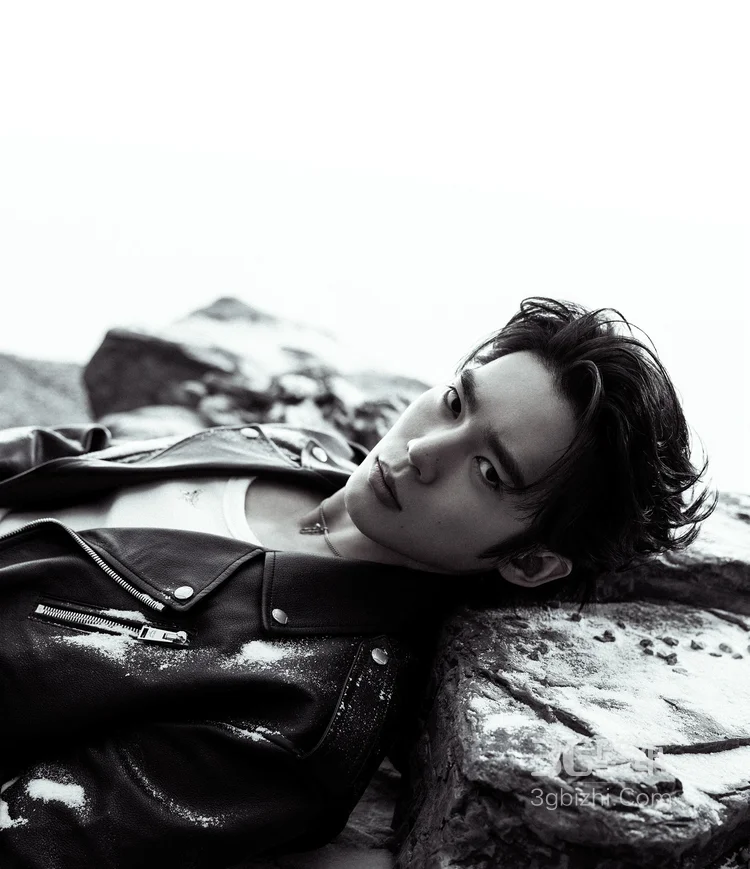 于适户外受伤装户外写真酷帅黑白写真图片2