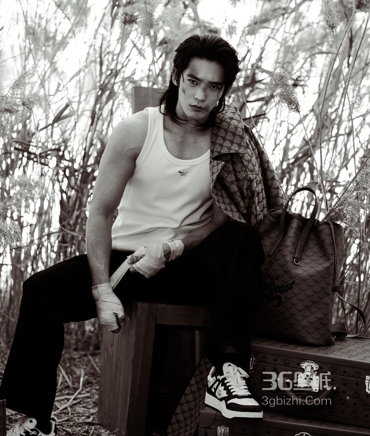 于适户外受伤装户外写真酷帅黑白写真图片3