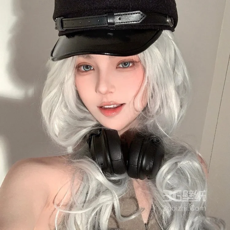 电玩女友上线，戴着大波浪发型加帽子的漂亮时尚女神美女2024款最新头像图片3