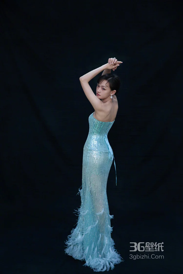 演员文淇清丽闪耀蓝绿亮片羽毛礼裙穿搭，宛若小美人鱼优雅美丽写真图片4