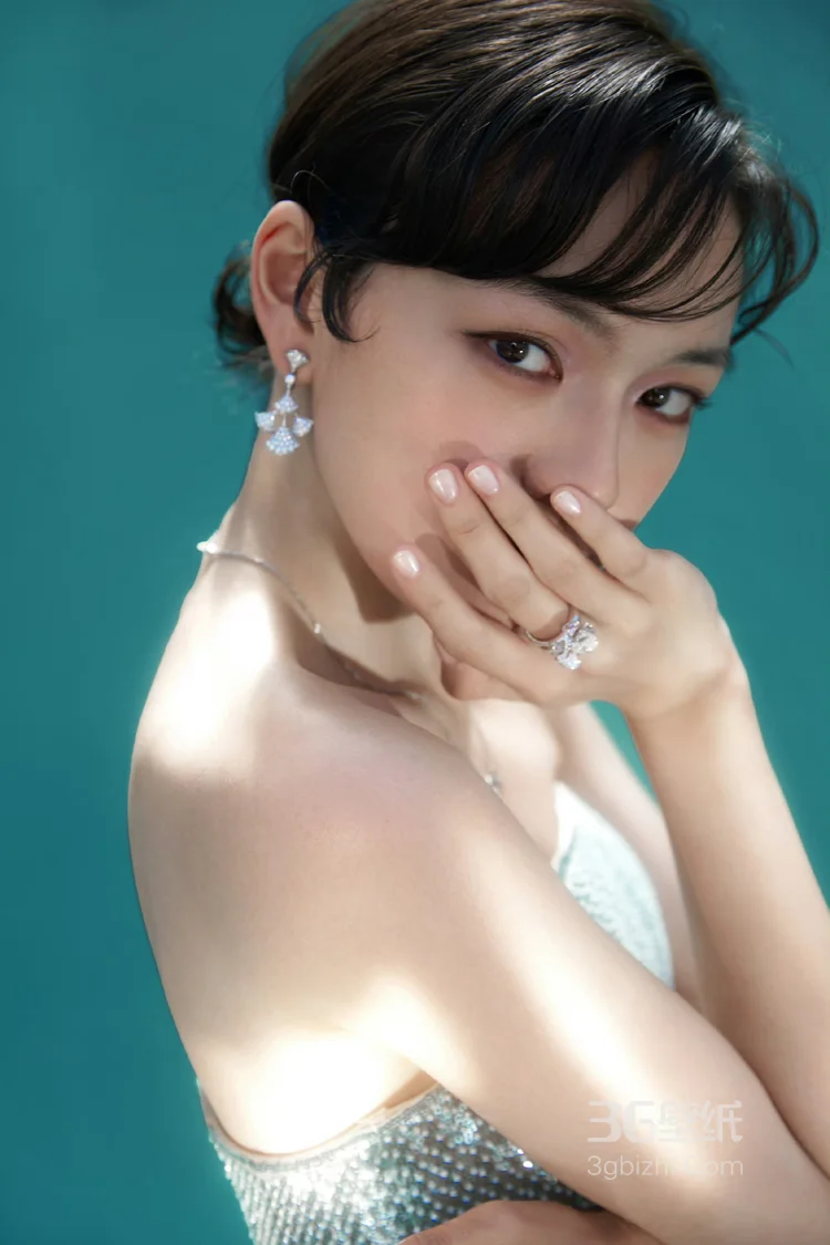 演员文淇清丽闪耀蓝绿亮片羽毛礼裙穿搭，宛若小美人鱼优雅美丽写真图片3