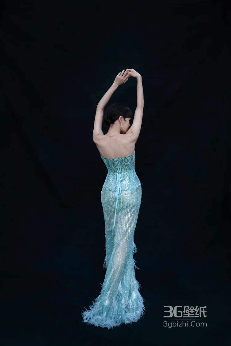 演员文淇清丽闪耀蓝绿亮片羽毛礼裙穿搭，宛若小美人鱼优雅美丽写真图片6
