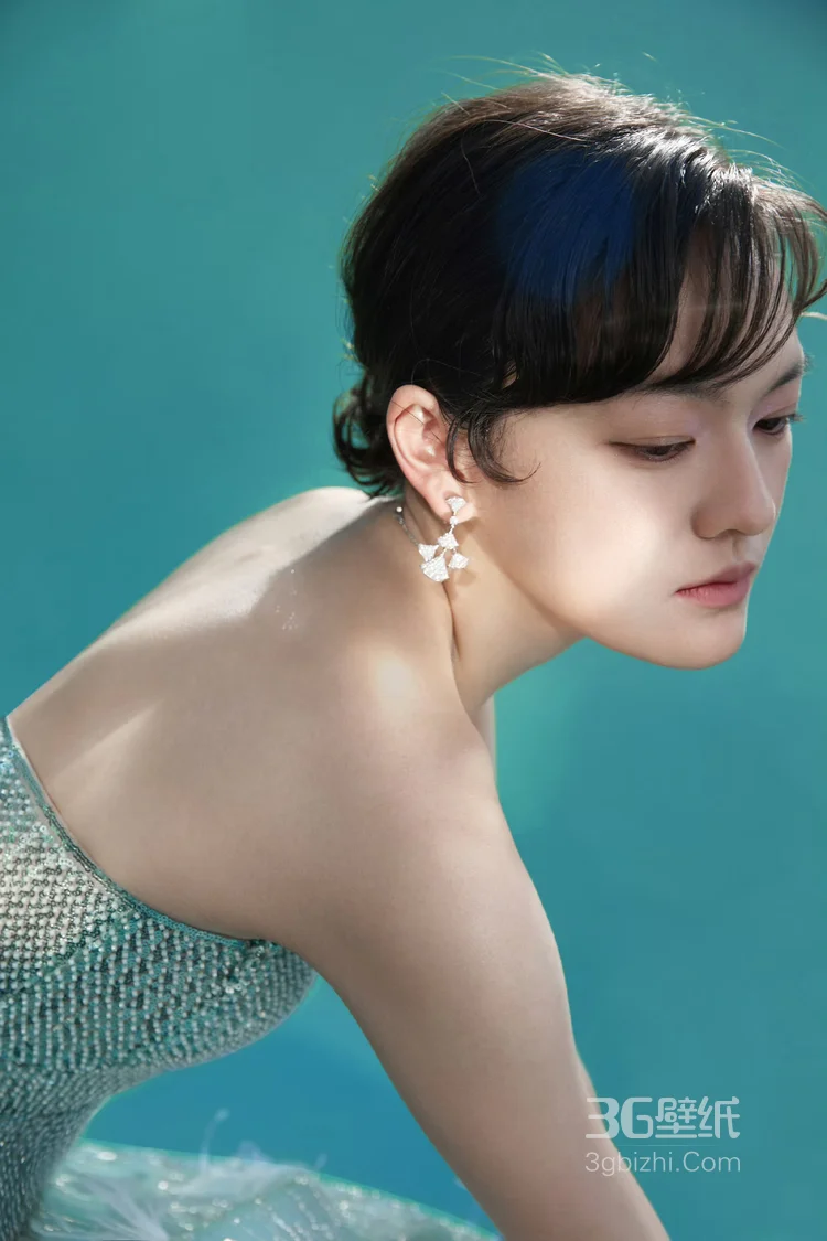 演员文淇清丽闪耀蓝绿亮片羽毛礼裙穿搭，宛若小美人鱼优雅美丽写真图片9