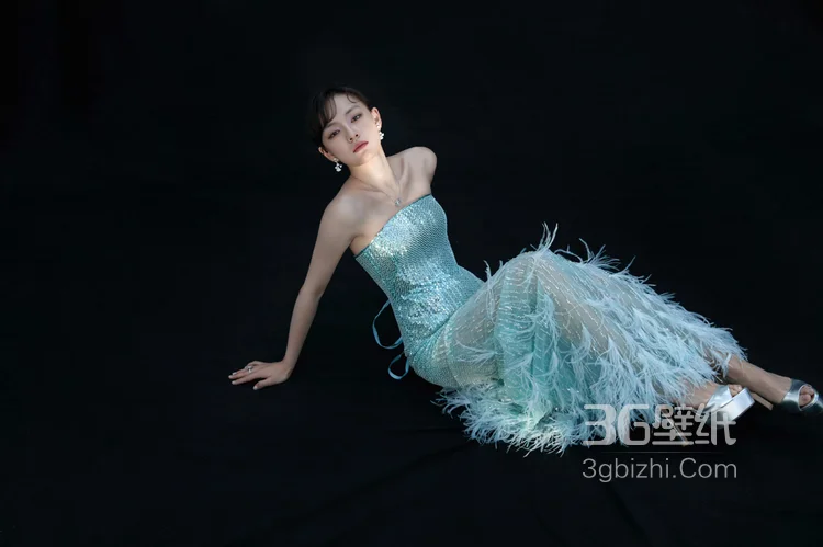 演员文淇清丽闪耀蓝绿亮片羽毛礼裙穿搭，宛若小美人鱼优雅美丽写真图片8