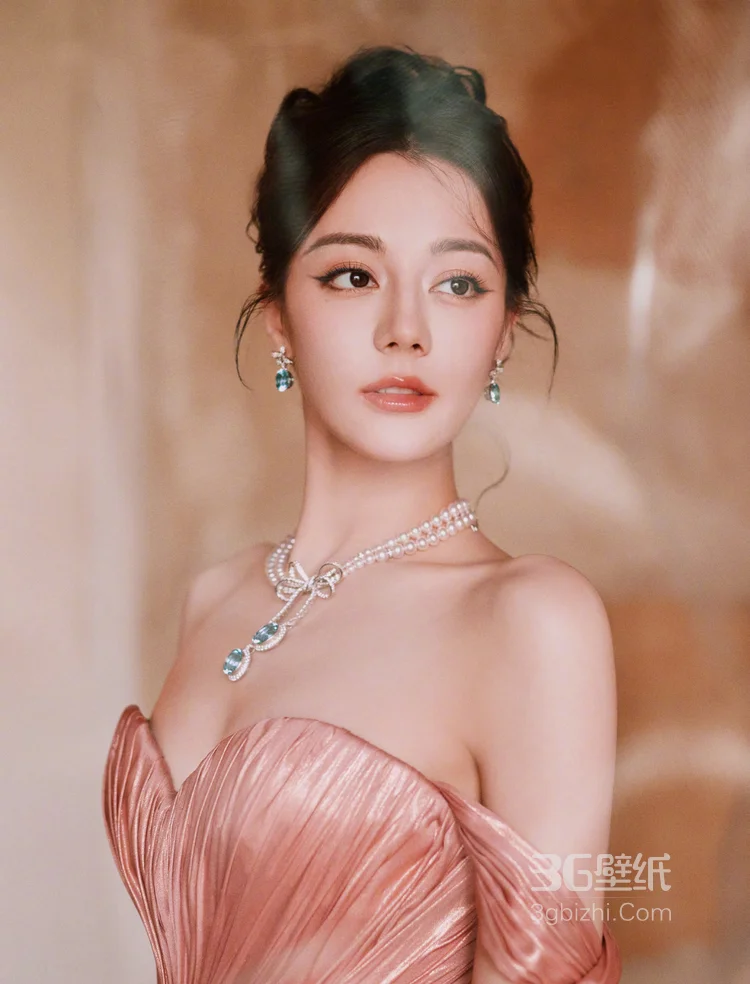 迪丽热巴一袭流光粉色深V性感礼服穿搭超美写真,搭配珍珠钻石配饰,尽显曼妙婀娜身姿,明艳动人4