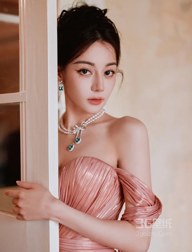 迪丽热巴一袭流光粉色深V性感礼服穿搭超美写真，搭配珍珠钻石配饰，尽显曼妙婀娜身姿，明艳动人2