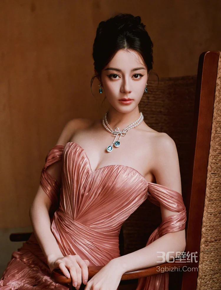 迪丽热巴一袭流光粉色深V性感礼服穿搭超美写真，搭配珍珠钻石配饰，尽显曼妙婀娜身姿，明艳动人6