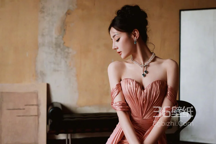 迪丽热巴一袭流光粉色深V性感礼服穿搭超美写真，搭配珍珠钻石配饰，尽显曼妙婀娜身姿，明艳动人11