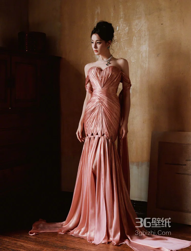 迪丽热巴一袭流光粉色深V性感礼服穿搭超美写真,搭配珍珠钻石配饰,尽显曼妙婀娜身姿,明艳动人8