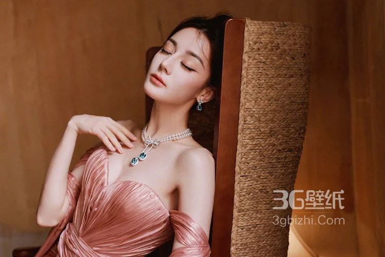 迪丽热巴一袭流光粉色深V性感礼服穿搭超美写真，搭配珍珠钻石配饰，尽显曼妙婀娜身姿，明艳动人5