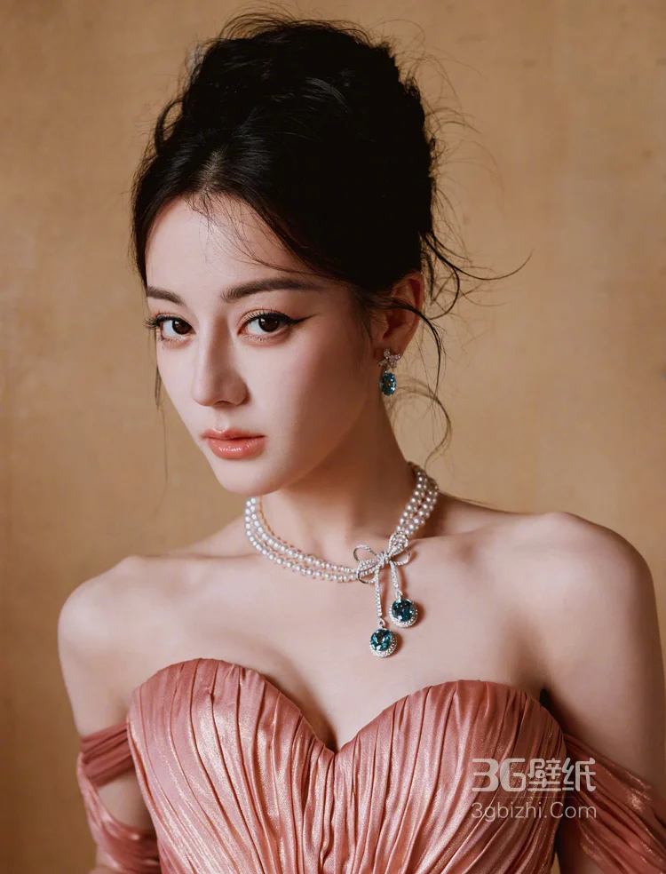 迪丽热巴一袭流光粉色深V性感礼服穿搭超美写真，搭配珍珠钻石配饰，尽显曼妙婀娜身姿，明艳动人7