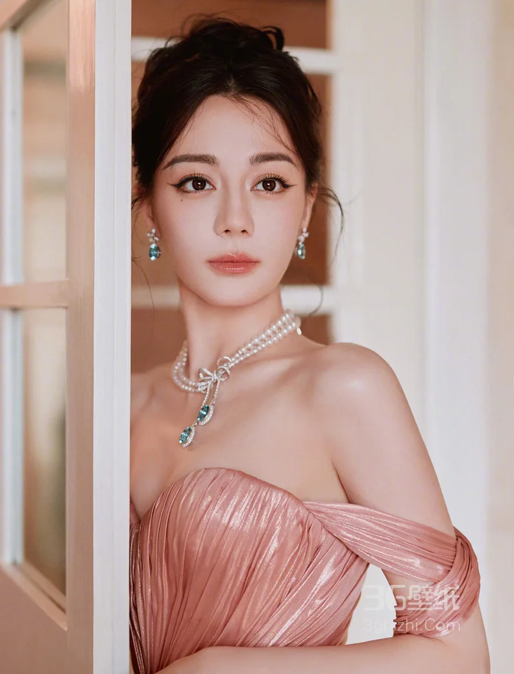 迪丽热巴一袭流光粉色深V性感礼服穿搭超美写真，搭配珍珠钻石配饰，尽显曼妙婀娜身姿，明艳动人9