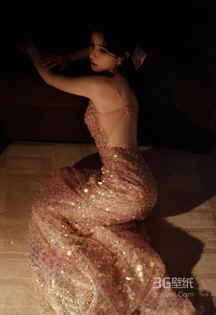 哈妮克孜一袭buling闪亮的低胸礼裙居家私房慵懒写真图片6
