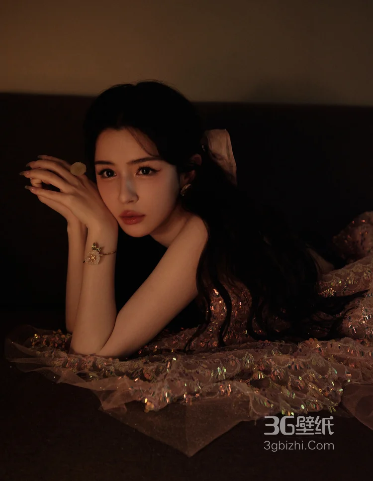 哈妮克孜一袭buling闪亮的低胸礼裙居家私房慵懒写真图片2