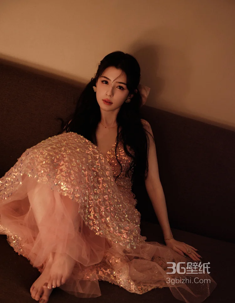 哈妮克孜一袭buling闪亮的低胸礼裙居家私房慵懒写真图片4