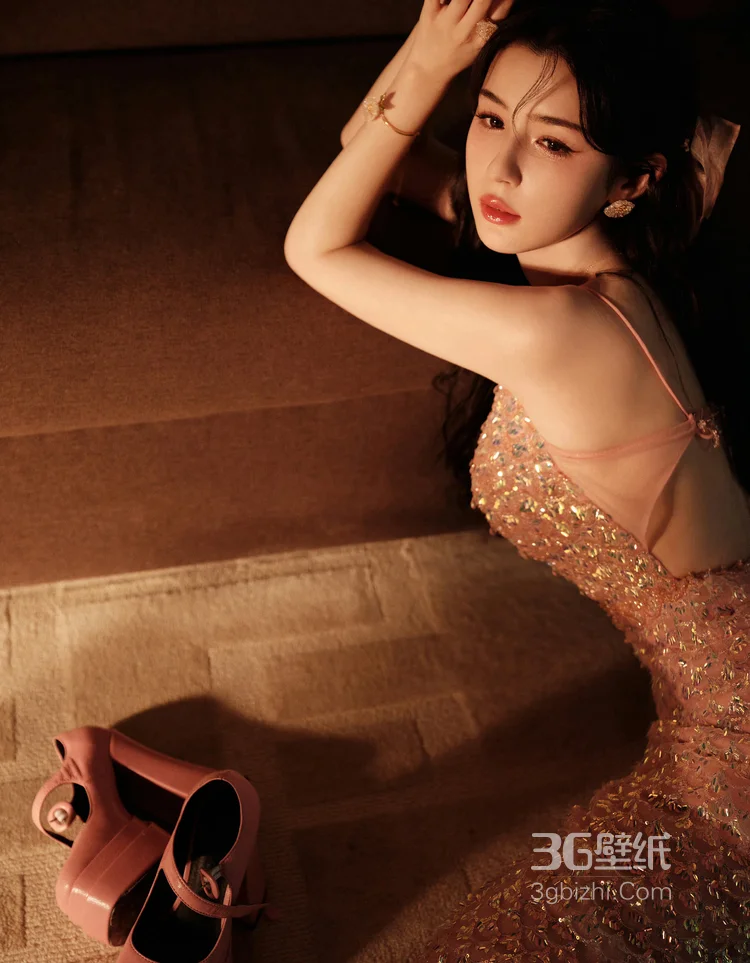 哈妮克孜一袭buling闪亮的低胸礼裙居家私房慵懒写真图片7