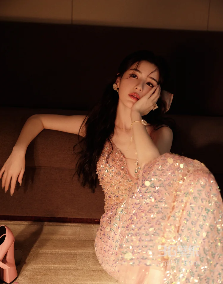 哈妮克孜一袭buling闪亮的低胸礼裙居家私房慵懒写真图片3