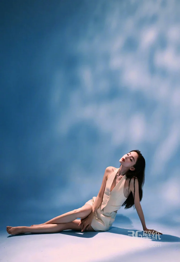 古力娜扎白色马夹短裙穿搭置身波光粼粼光影中气质写真图片7