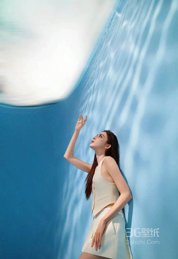 古力娜扎白色马夹短裙穿搭置身波光粼粼光影中气质写真图片6