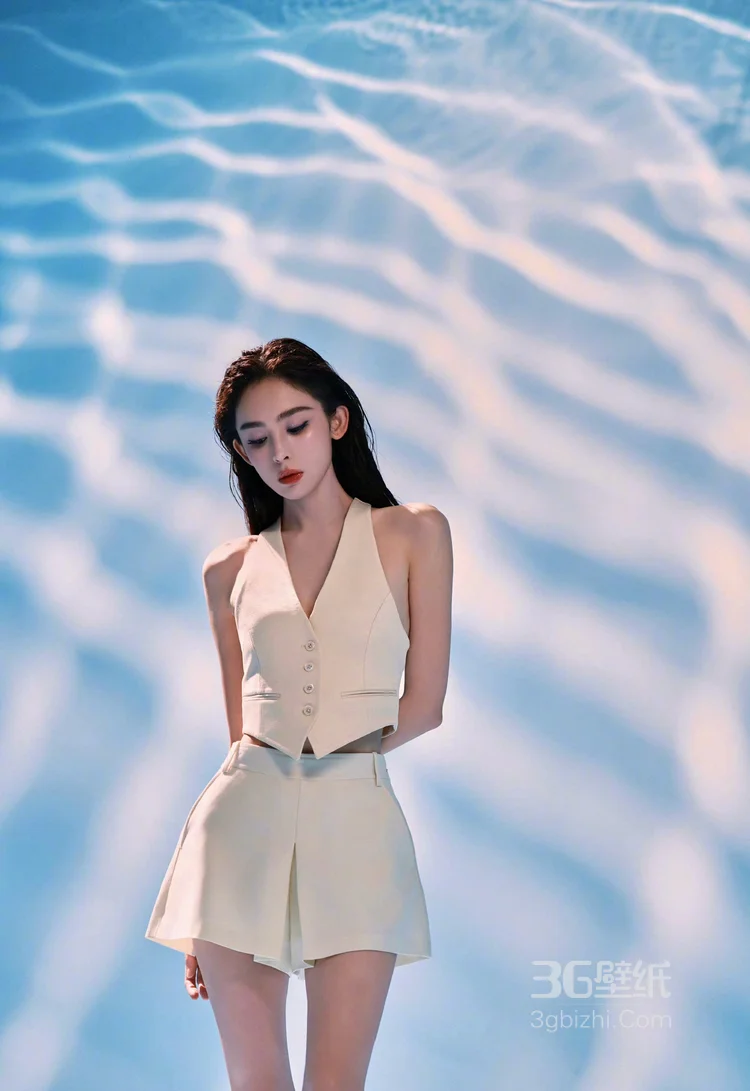 古力娜扎白色马夹短裙穿搭置身波光粼粼光影中气质写真图片4