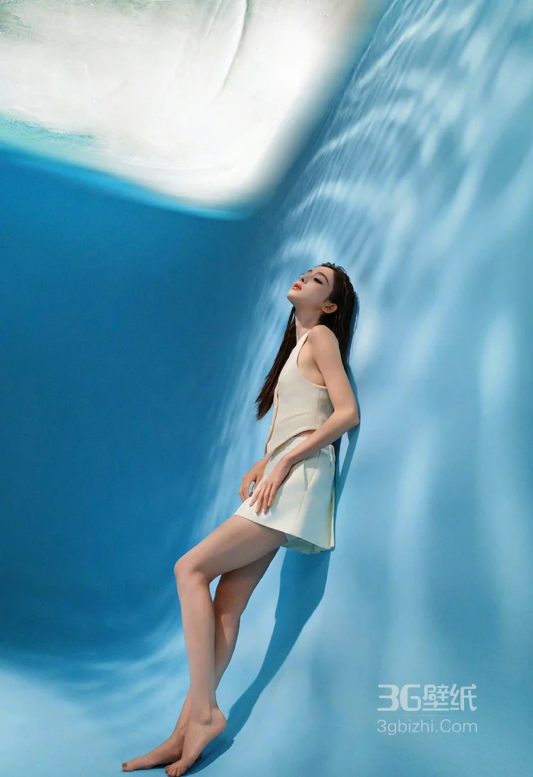 古力娜扎白色马夹短裙穿搭置身波光粼粼光影中气质写真图片5