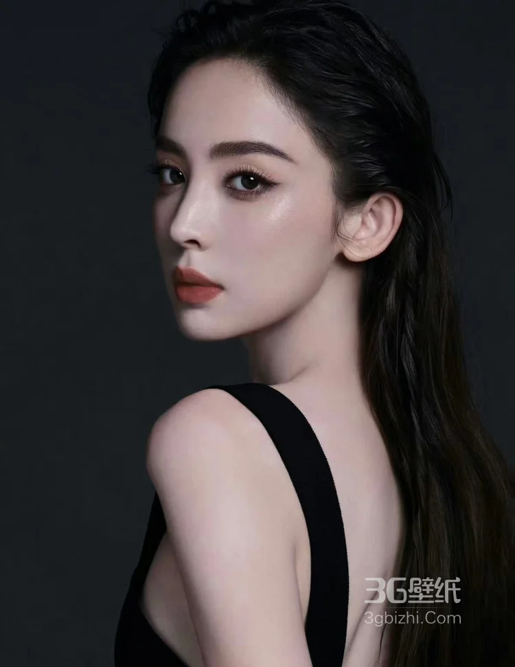 古力娜扎白色马夹短裙穿搭置身波光粼粼光影中气质写真图片8