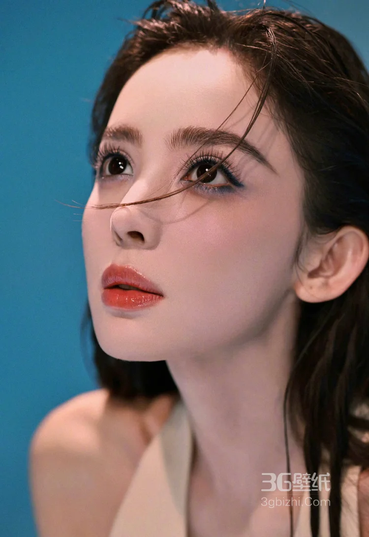 古力娜扎白色马夹短裙穿搭置身波光粼粼光影中气质写真图片3