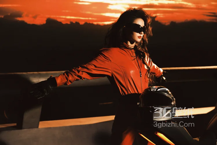 刘亦菲酷飒摩托大片，李亦非打架子鼓写真图片合集2