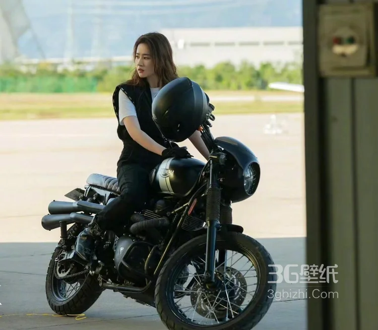 刘亦菲酷飒摩托大片，李亦非打架子鼓写真图片合集5