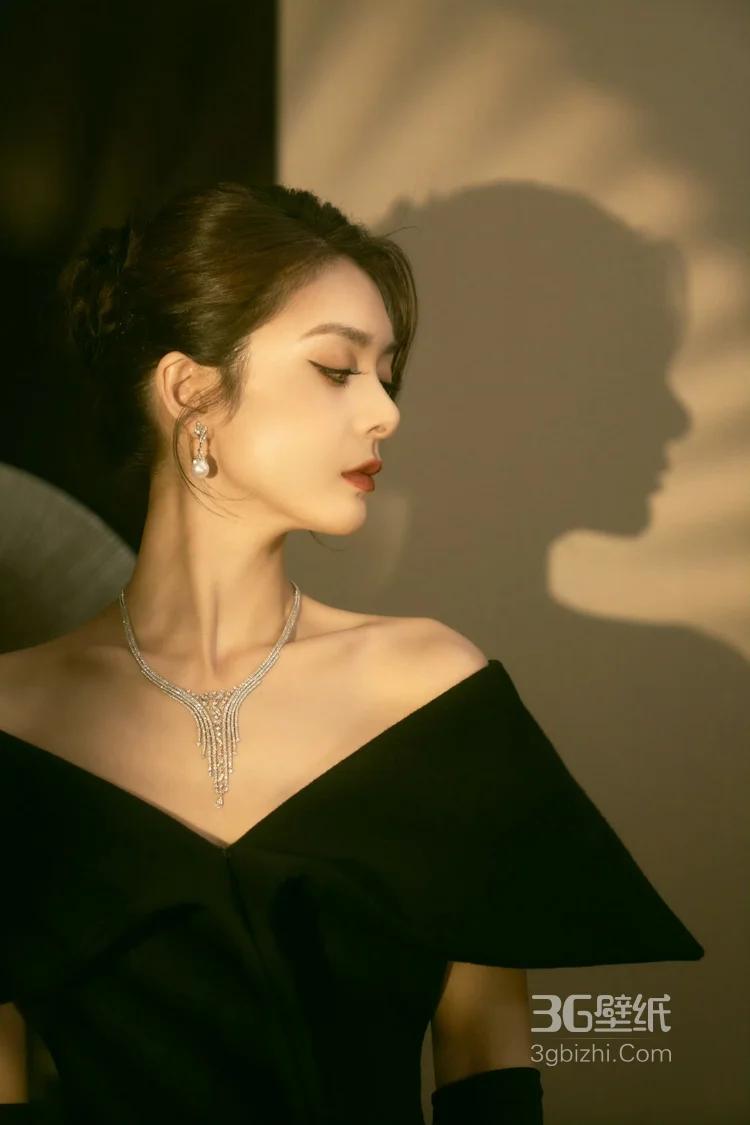 傅菁手拿纸扇，身着黑色低胸连衣裙酷冷气质尽显私房写真图集2