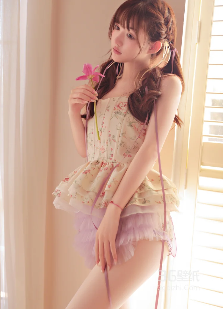 春日暖阳下的甜美少女：抹胸衣蕾丝裙+粉色小花，演绎浪漫童话！4