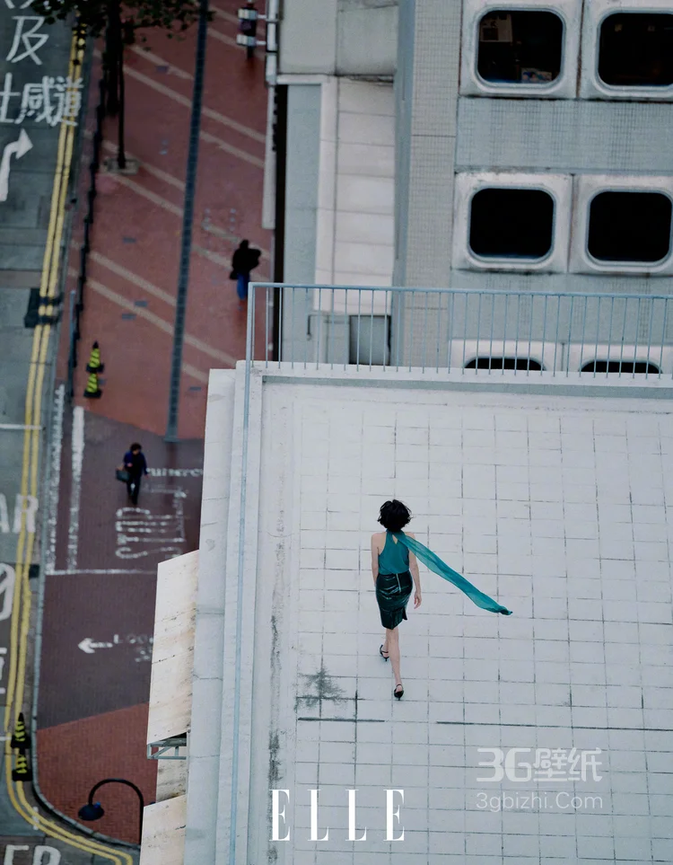 演员刘嘉玲 ELLE 四月刊封面美照，Prada 天台演绎教科书级优雅9