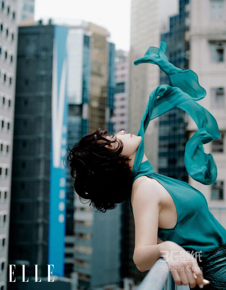 演员刘嘉玲 ELLE 四月刊封面美照,Prada 天台演绎教科书级优雅5