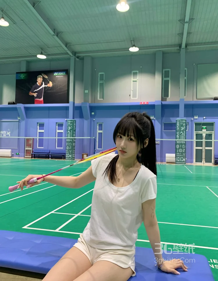 羽毛球馆打球的俏皮美少女苏苏白色运动T恤短裤着装照片图集3