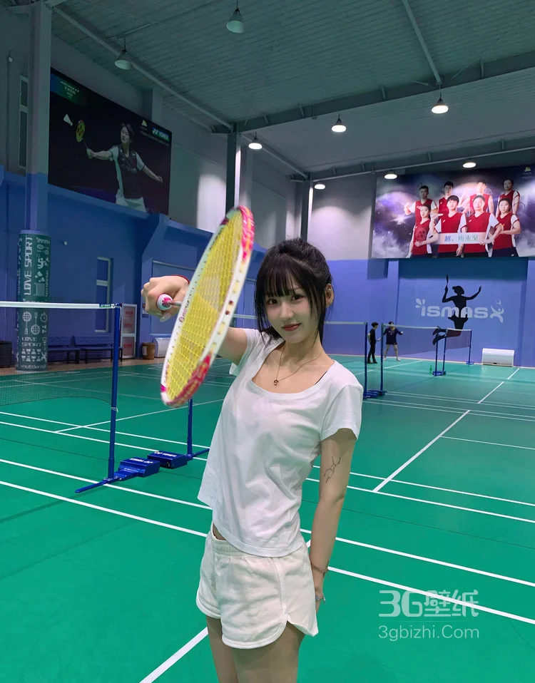 羽毛球馆打球的俏皮美少女苏苏白色运动T恤短裤着装照片图集7