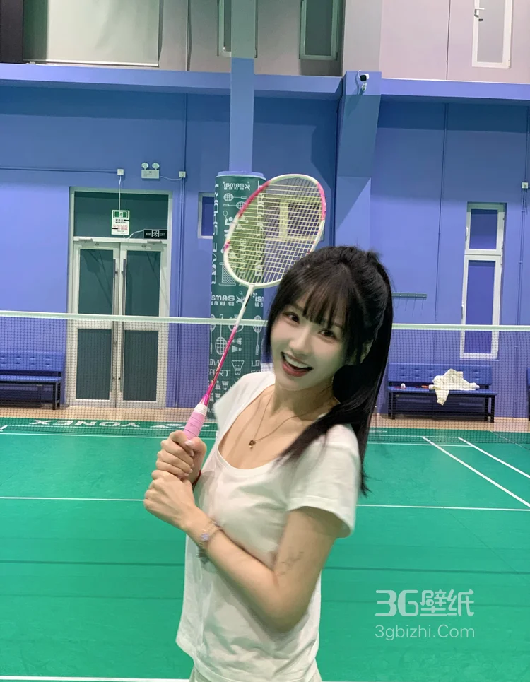 羽毛球馆打球的俏皮美少女苏苏白色运动T恤短裤着装照片图集9
