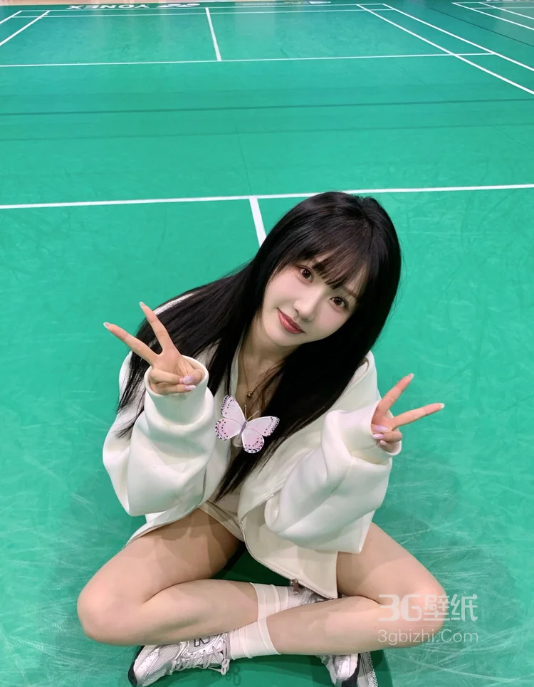 羽毛球馆打球的俏皮美少女苏苏白色运动T恤短裤着装照片图集6