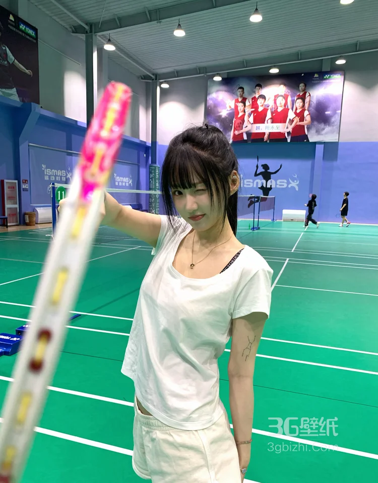 羽毛球馆打球的俏皮美少女苏苏白色运动T恤短裤着装照片图集8