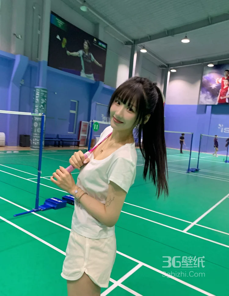 羽毛球馆打球的俏皮美少女苏苏白色运动T恤短裤着装照片图集4