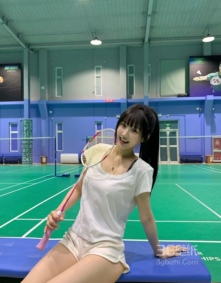 羽毛球馆打球的俏皮美少女苏苏白色运动T恤短裤着装照片图集2