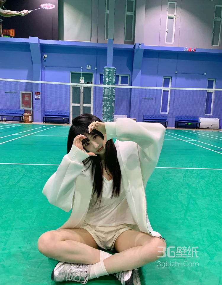 羽毛球馆打球的俏皮美少女苏苏白色运动T恤短裤着装照片图集5