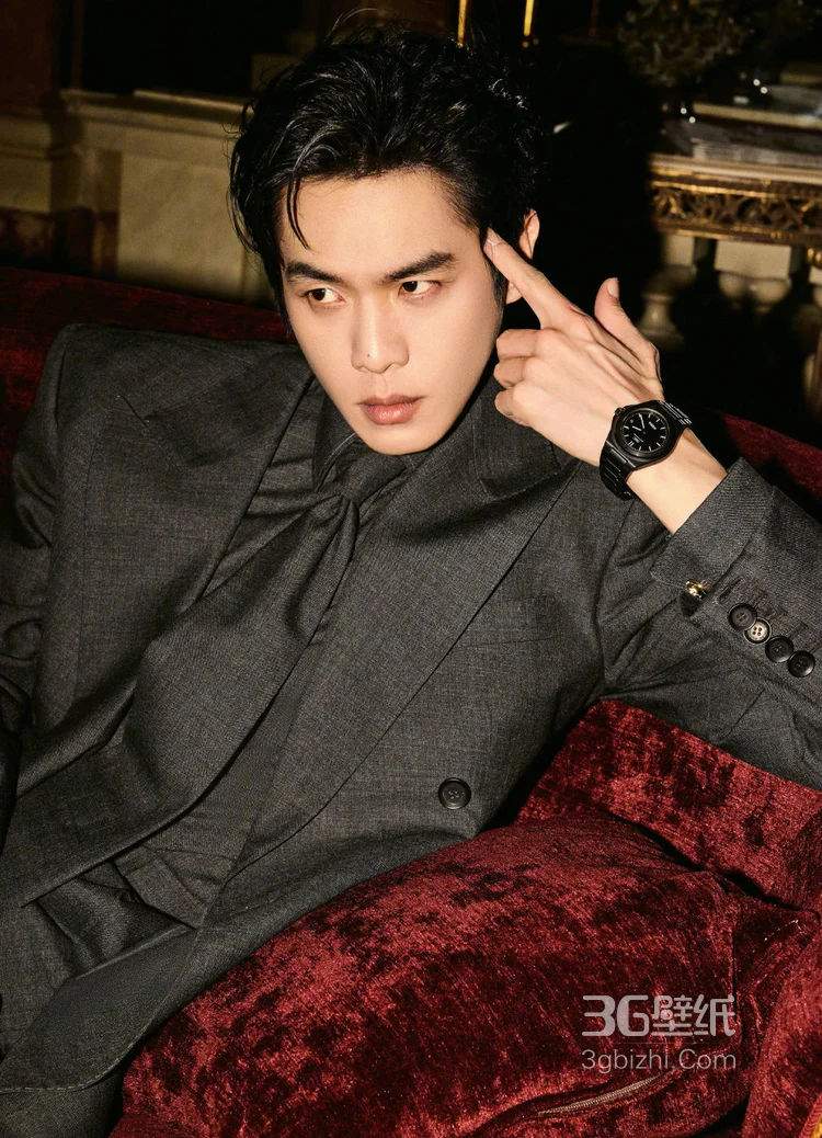 张若昀深灰色西服套装着身，尽显沉稳有型的绅士风度写真图片5