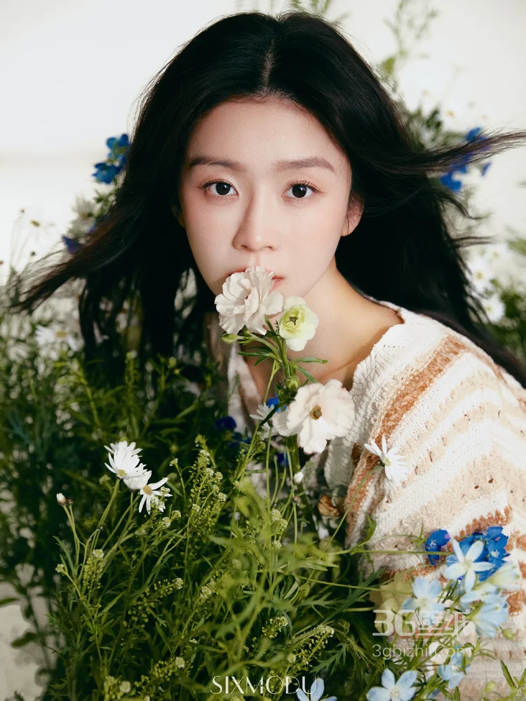 宋伊人亲近自然清新写真，随性气质，尽显人与自然和谐融合的美感4