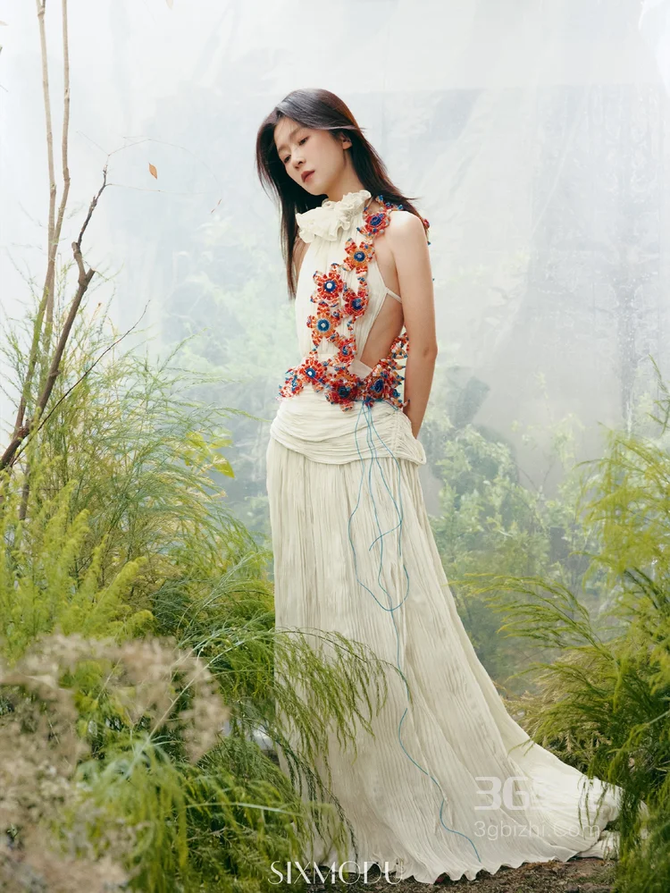 宋伊人亲近自然清新写真，随性气质，尽显人与自然和谐融合的美感5