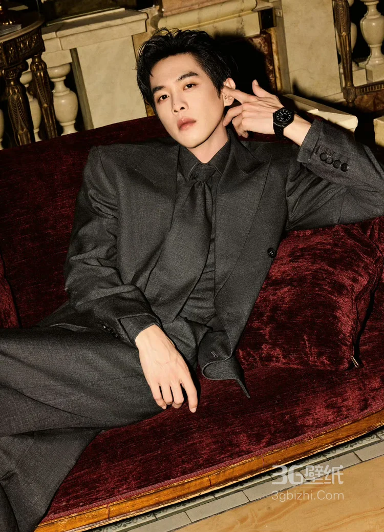 张若昀深灰色西服套装着身，尽显沉稳有型的绅士风度写真图片4