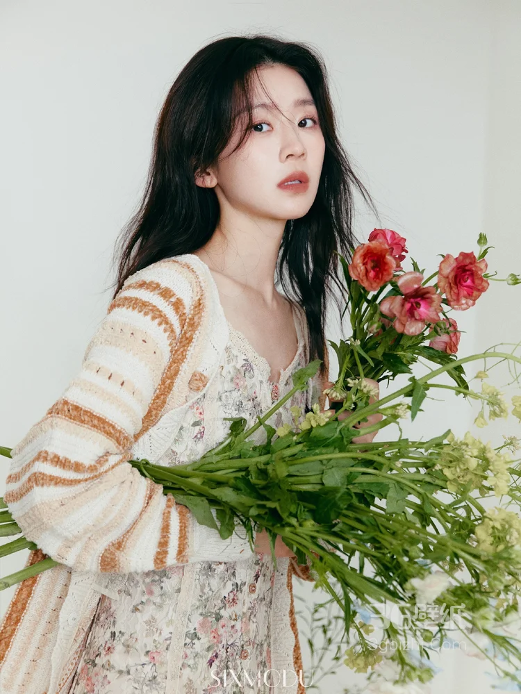 宋伊人亲近自然清新写真，随性气质，尽显人与自然和谐融合的美感7