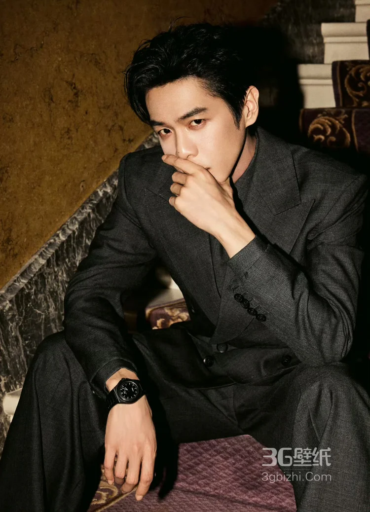 张若昀深灰色西服套装着身，尽显沉稳有型的绅士风度写真图片2