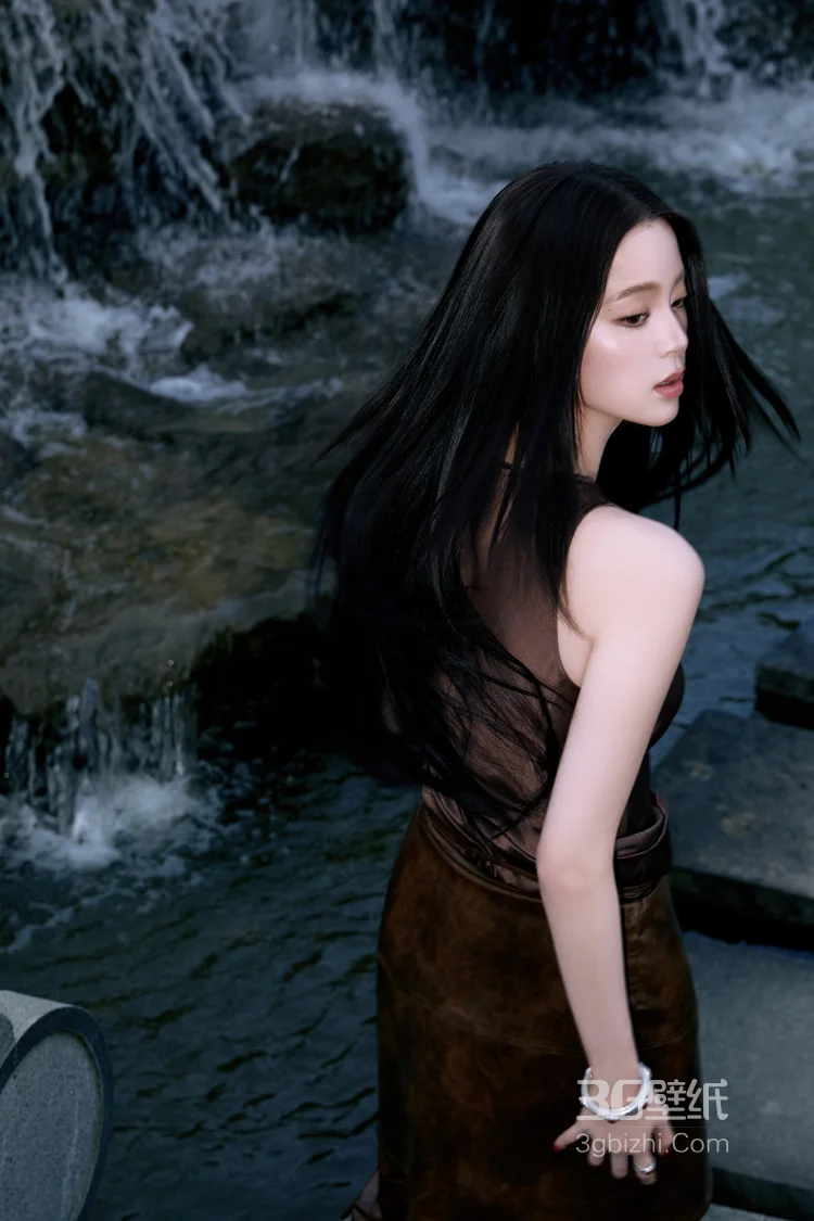 欧阳娜娜棕色系皮裙皮裤穿搭,户外瀑布时尚个性写真图片3